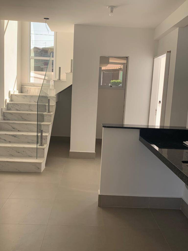 Casa à venda com 3 quartos, 110m² - Foto 2