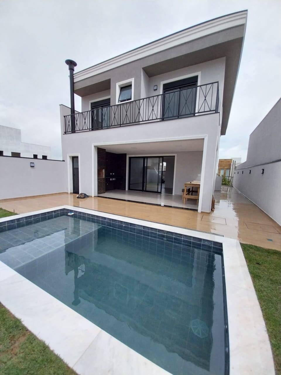 Casa de Condomínio à venda com 3 quartos, 253m² - Foto 1