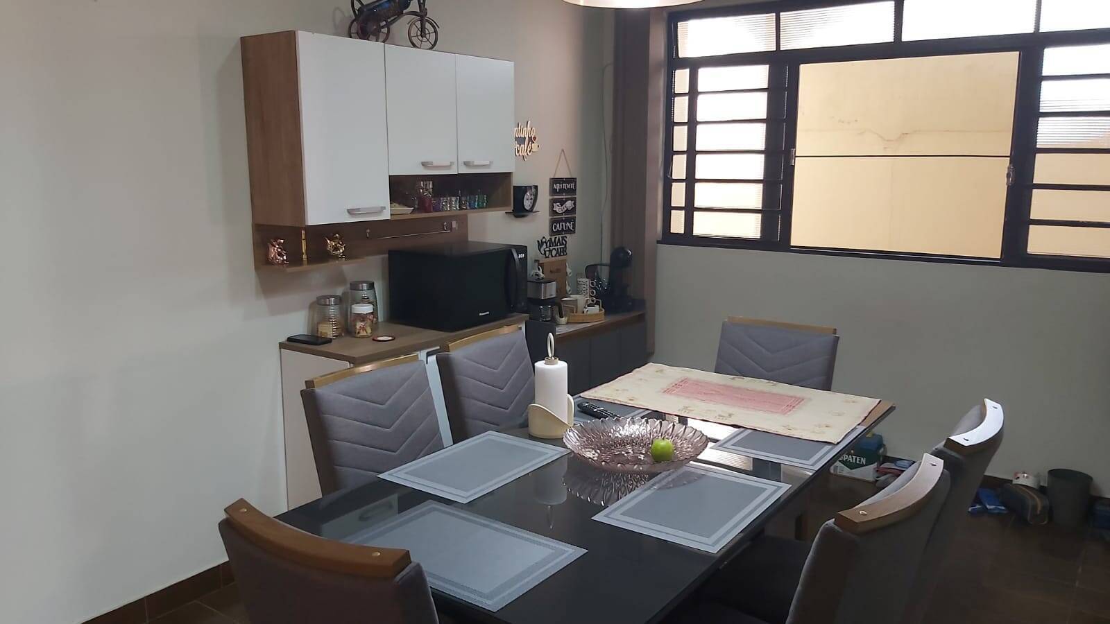 Casa à venda com 3 quartos, 198m² - Foto 1