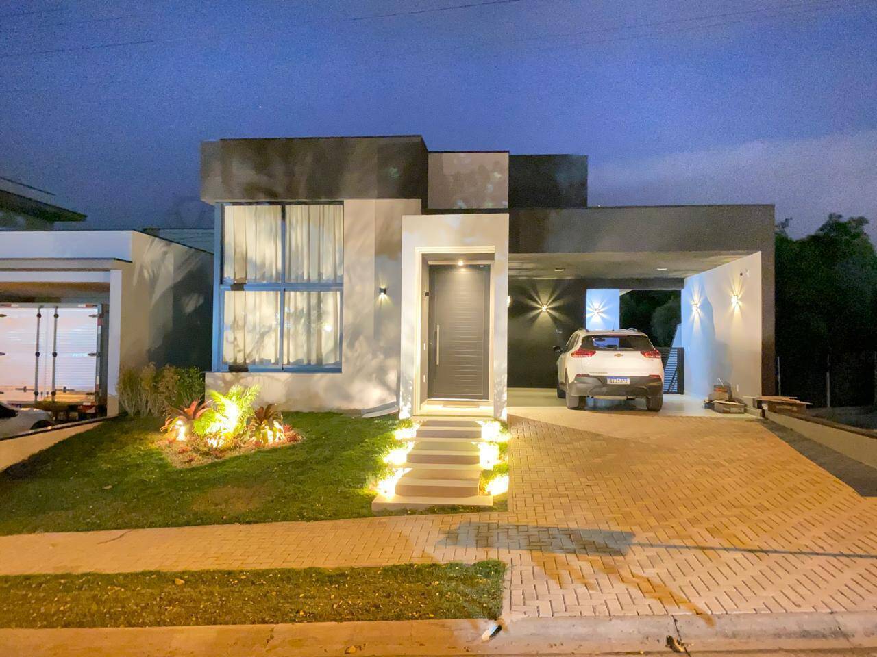 Casa de Condomínio à venda com 4 quartos, 260m² - Foto 1