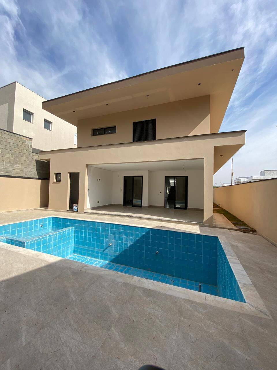 Casa de Condomínio à venda com 4 quartos, 261m² - Foto 1