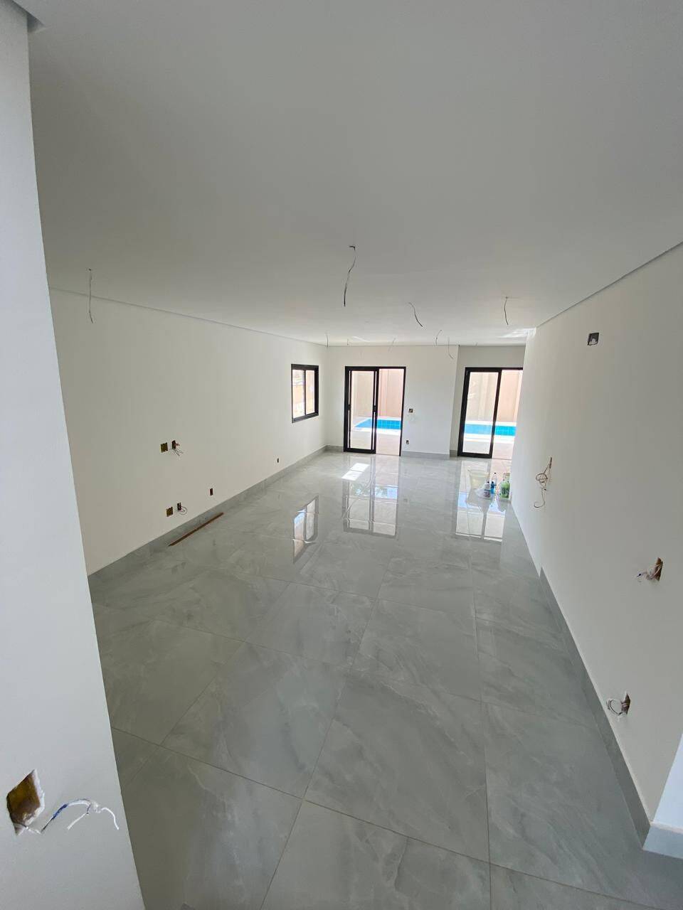 Casa de Condomínio à venda com 4 quartos, 261m² - Foto 2