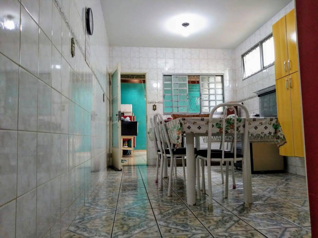 Casa à venda com 3 quartos, 190m² - Foto 2