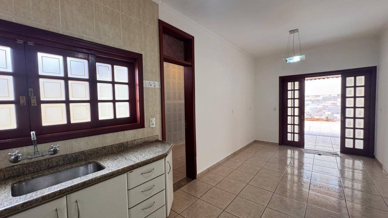 Casa à venda com 3 quartos, 245m² - Foto 4