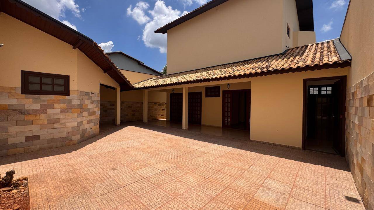 Casa à venda com 3 quartos, 245m² - Foto 1