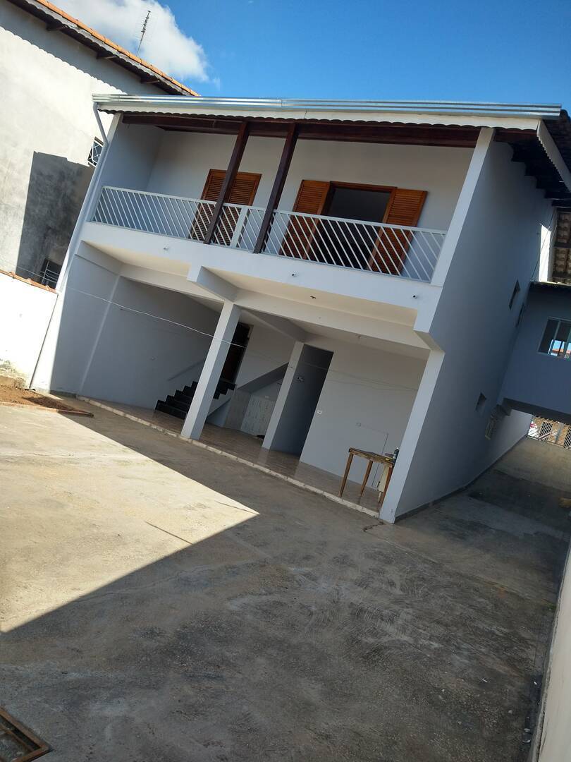 Casa à venda com 3 quartos, 195m² - Foto 1